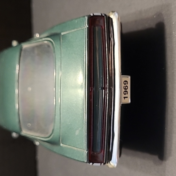 🚘69 Green Plymouth Barracuda 1:18 scale Die Cast collector car - Picture 6 of 11